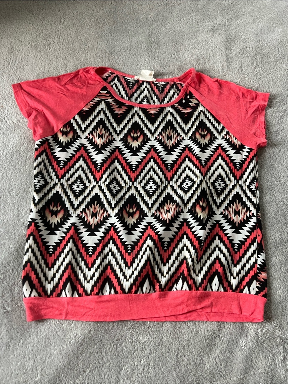 Girl’s Geometric Print Short Sleeve Top in Coral and Black